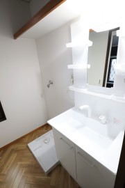 洗濯機パン、洗面台交換、床張り替えなど