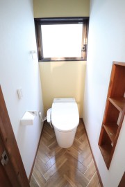 タンクレストイレでスッキリ。ヘリンボーンの床がカワイイ