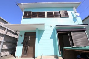 外壁も塗装されてパッと目を引くハワイアンハウスです