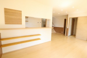 カウンター下に飾り棚設置