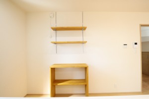 キッチン背面に棚を付けました