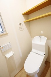 トイレにはペーパーなどを置ける棚を付けました