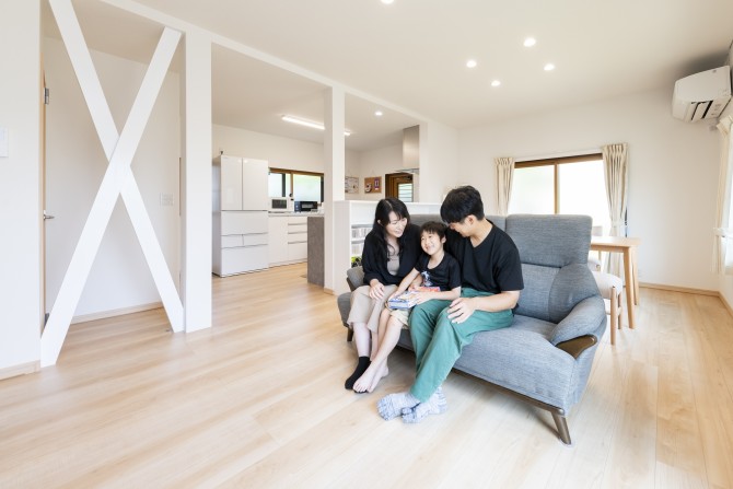 能登地震で家が傾き、中規模半壊の診断を受けて住むことができなくなったため、中古住宅を探し、購入してリフォームして住むことにしました。<br />
3月末にオリバーさんとリフォームの契約をして、私たちの希望は6月には住めるようにして欲しいというものでしたから、タイトなスケジュールになってしまい心配でしたが、<br />
そんな中でも一生懸命してくださり、ガッツがあるな〜と思いました！<br />
工事中はたまに様子を見にきたりしていたので、進捗もわかりましたし、質問したこともすぐに返答いただけたのでよかったです。<br />
<br />
前回の家が地震の影響を受けたので、耐震も気にしました。リビングに筋交いを入れてもらい、耐震補強をしていただきました。<br />
この筋交いはいい感じに視線が抜けて、リビングに馴染んだ仕上がりとなり良かったです。<br />
また、リビング側に稼働式の収納棚を取り付けていただきました。収納力たっぷりで息子の好きなフィギュアを飾ったり、ランドセルを収納できたりと自由にカスタマイズできるので気に入っています。<br />
リビングの一部にはピクチャーレールも取り付けてあるので、これから息子の活躍をここに飾っていきたいですね。