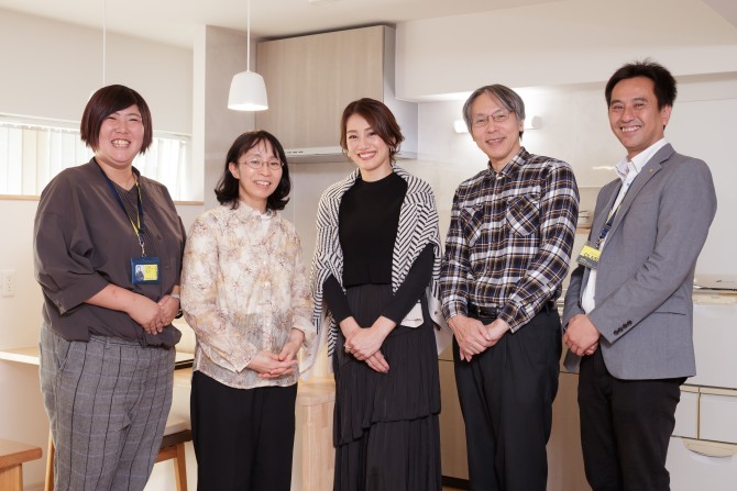 これまで賃貸で住んでいた家が狭く、定年も近くなり家にいる時間が増えるし、そろそろ広い住まいが欲しいと思い、物件探しを始めました。<br />
このマンションを購入したのは、知人の紹介があったことと、立地が良かったことです。<br />
仲介業者がオリバー不動産さんだったので、リフォームもオリバーさんでお願いすることにしました。<br />
<br />
築40年と古いため、床・壁・天井全て解体し、間取りから全て新しく計画しました。オリバーリフォームさんの提案もとてもよかったです。<br />
着工してからは、週に1、2回、現場に行っていたのですが、スケルトン状態から出来上がっていく過程を見ていくのは楽しかったです。大工さんもみなさん感じがよく、収納の位置などは現場で相談しながら施工して頂きました。希望通り、細かなところも要望通りになりました。施工も丁寧でよかったです。<br />
<br />
駅が近くて便利になり、とても暮らしやすくなりましたし、持ち家になり気持ちが落ち着いたことにも大満足です。