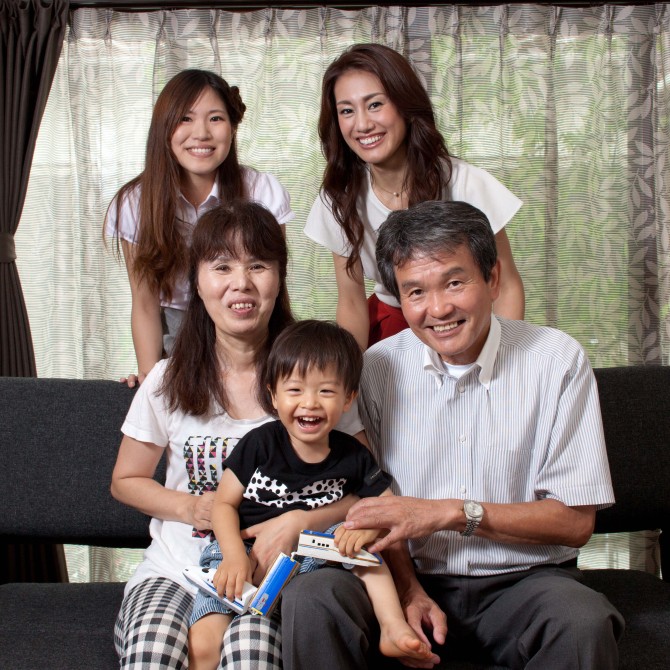 実家の隣が空き家となり、夫婦2人で暮らすために購入しました。洋室が1部屋もなくキッチンは錆びれており、使い勝手の悪い間取りを改善したくてリフォームに踏み切りましたが、築50年ともなると果たしてリフォームしても住まいできる家になるのか…、とても不安でした。<br />
<br />
話を進めていく中で、提案してもらう際にイメージパースを出してもらったりと、リフォーム後の想像がまったくつかなかった私たち夫婦も少しずつわくわくしてきました♪ 工事中、配管の職人さんに「トイレの臭いが気になる」と相談したところ、すぐに見にきてくれ、フットワークも軽くとても頼りになりました。これから長く住まう家になるので、アフターメンテナンスなど心置きなくお願い出来るな、と感じました。<br />
<br />
何よりも、妻の希望だった対面キッチンを見事に実現することができたのが大変嬉しく、これからお客様もたくさん呼びたい家になりました。